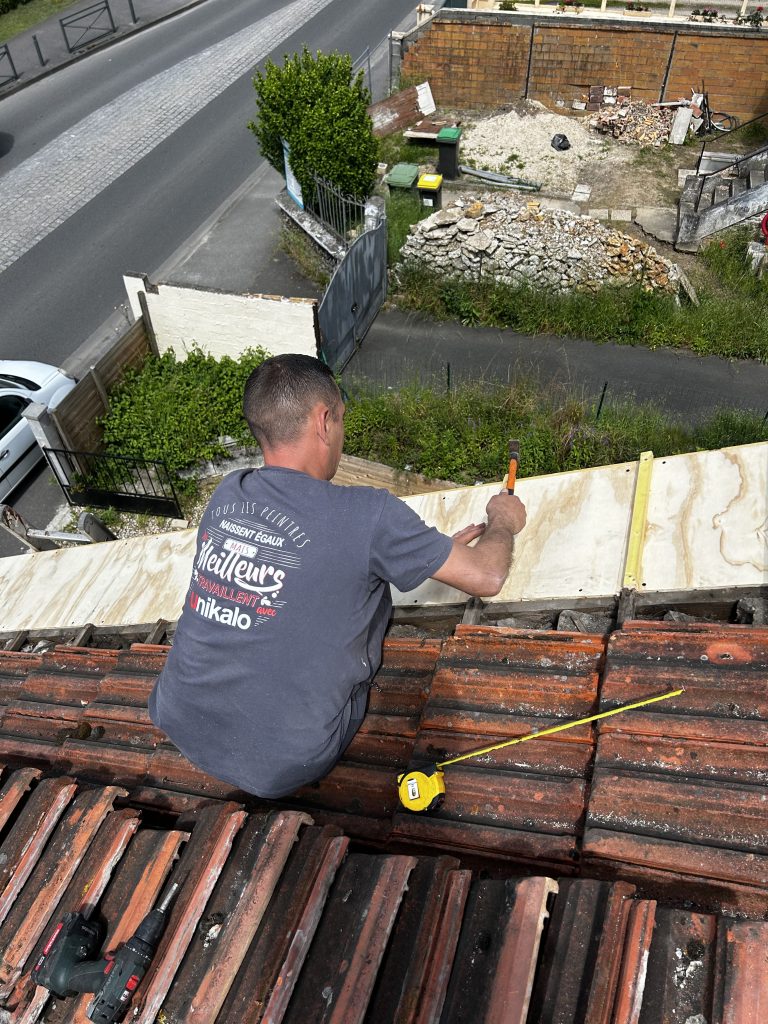 Rénovation toiture - rénovation descente de rive - Saint Germain les Arpajons -Gary Gauthier, couvreur, au travail sur le toit