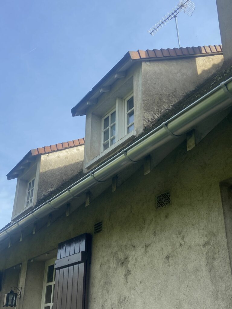 Nettoyage gouttières Arpajon 91  - Toiture de maison à Arpajon - Gary Gauthier