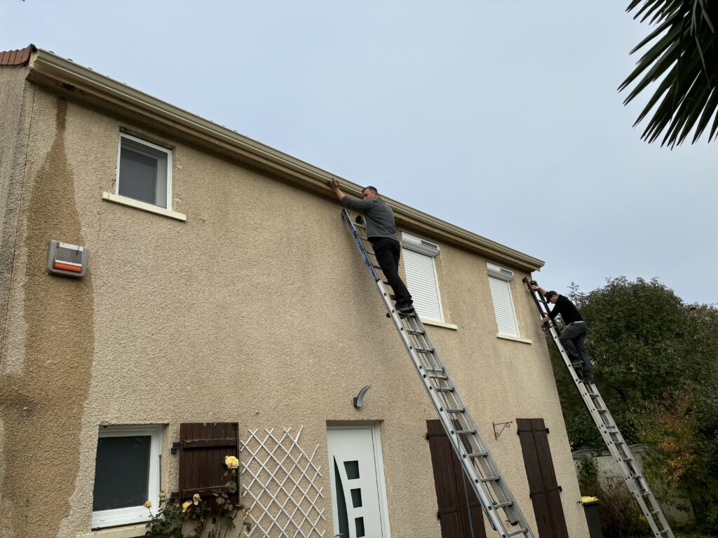 Nettoyage gouttières Arpajon 91  - Toiture de maison à Arpajon - Gary Gauthier