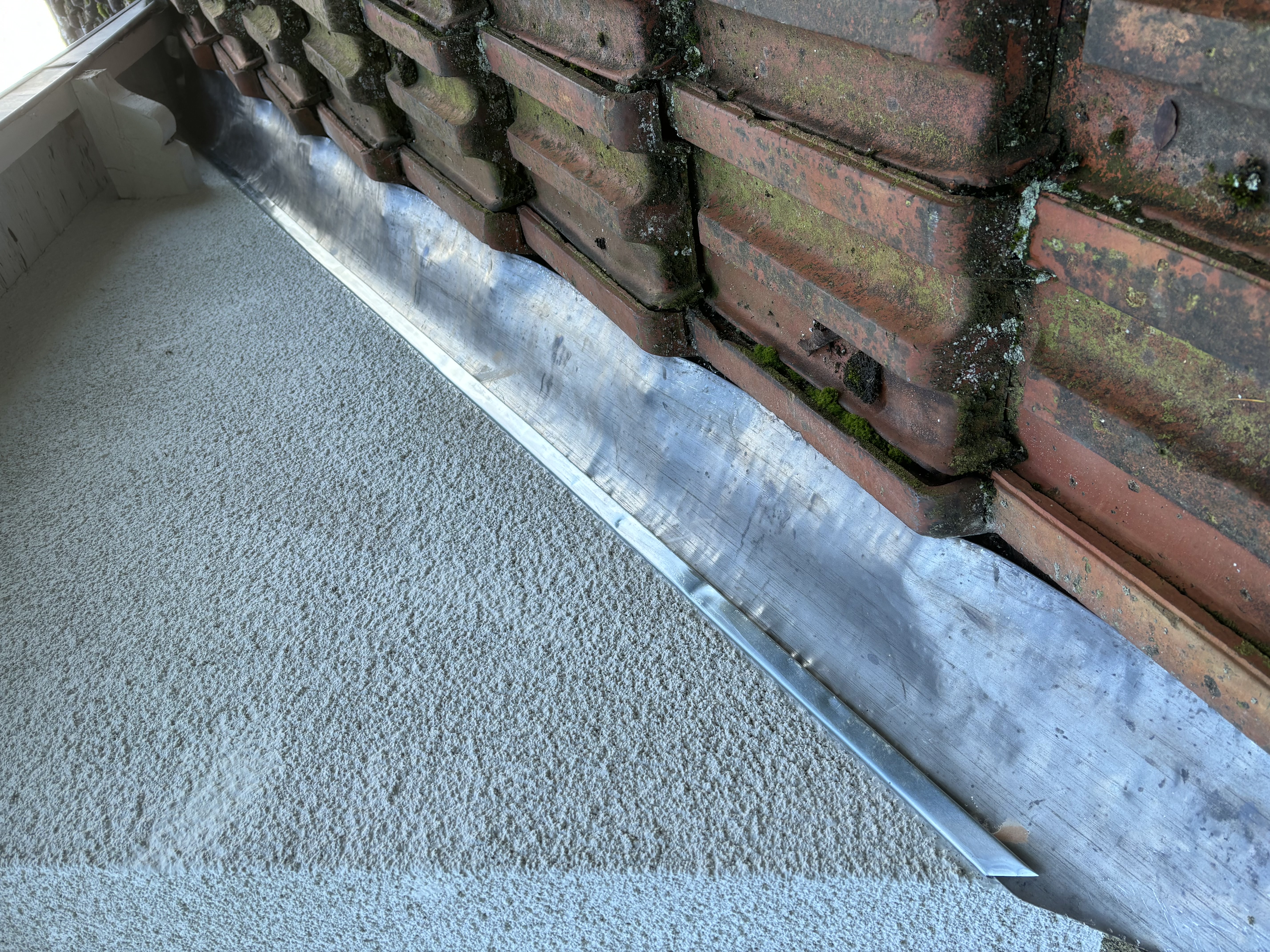 Fuites toitures 91 sur plusieurs maisons dans le 91 Essonne<br />
- étanchéité solin de rive en zinc -<br />
Gary Gauthier artisan Couvreur zingueur 91
