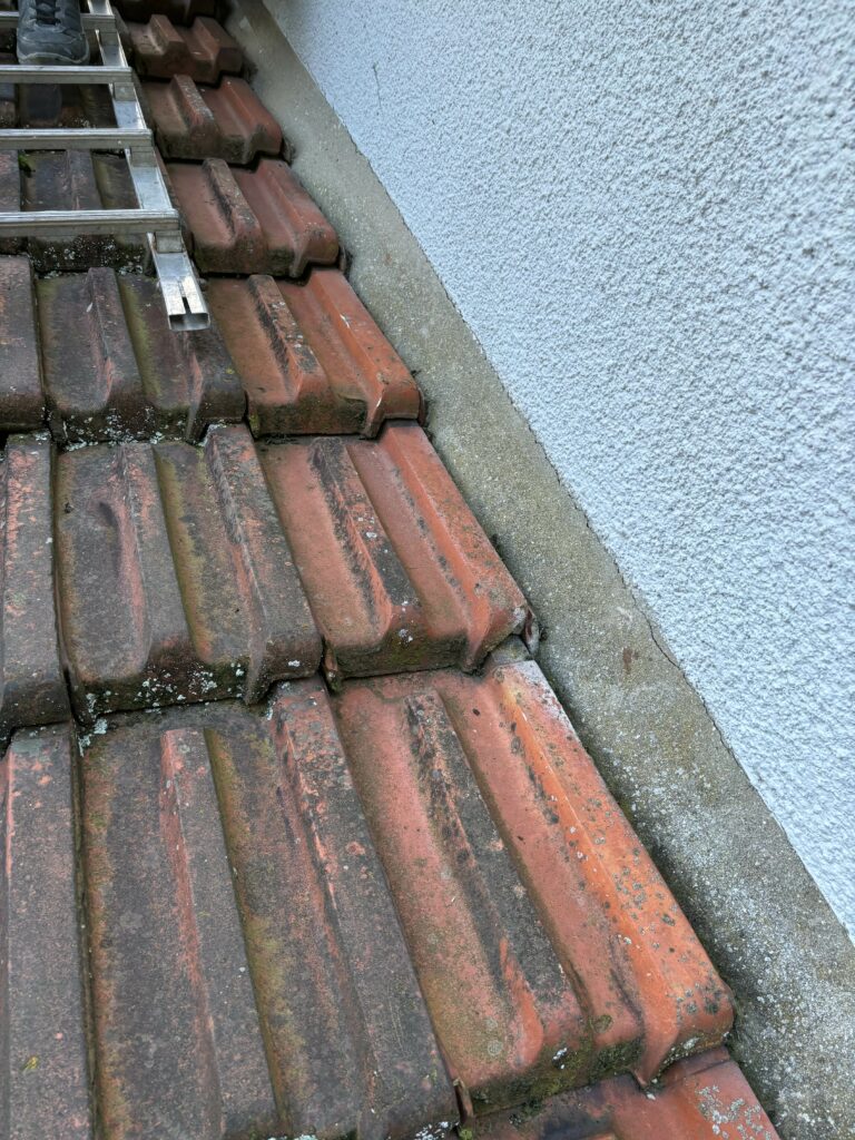 Des photos de réparations de fuites toitures sur plusieurs maisons dans le 91 Essonne<br />
réalisées par Gary Gauthier artisan Couvreur zingueur 91 - Solin pas étanche sur cette photo